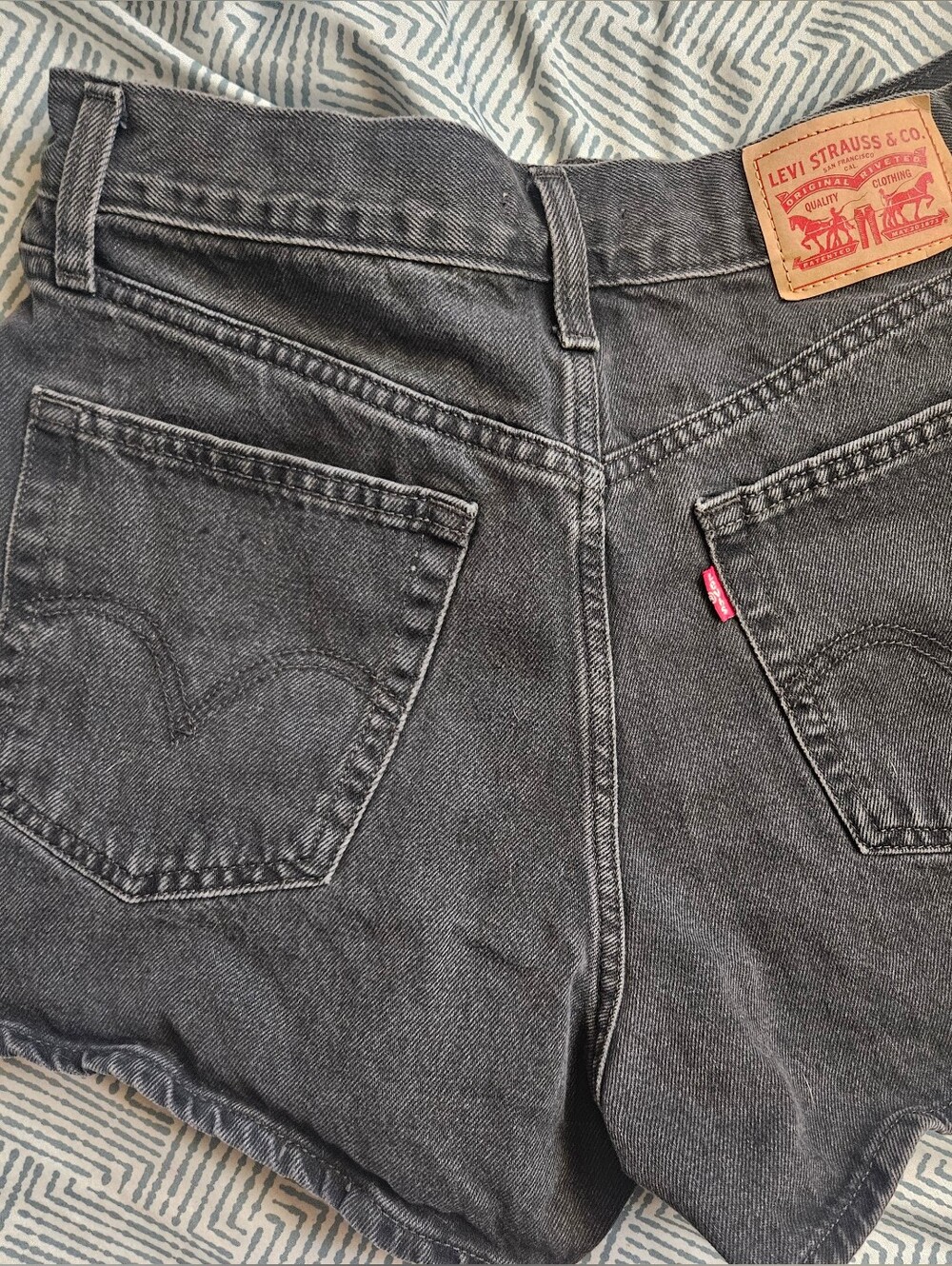 Levi's High Rise Mom Shorts - Picture 5 of 6